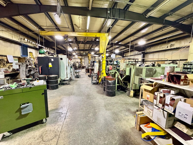 More Photos Of 3822 Victory Ave, Louisville Warehouse For Lease