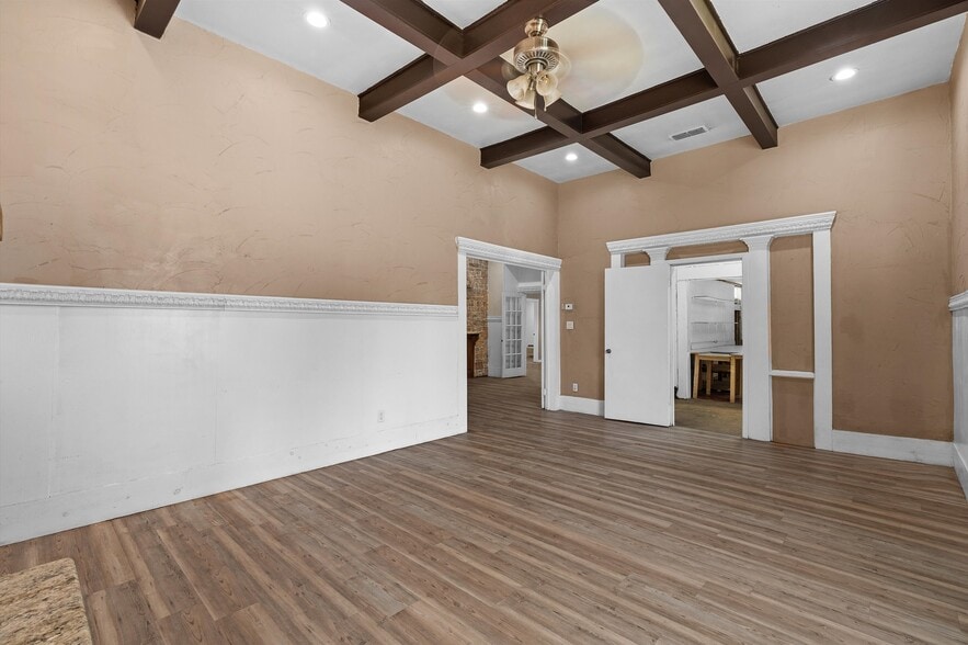 More Photos Of 605 E Broadway St, Jefferson General Retail For Sale