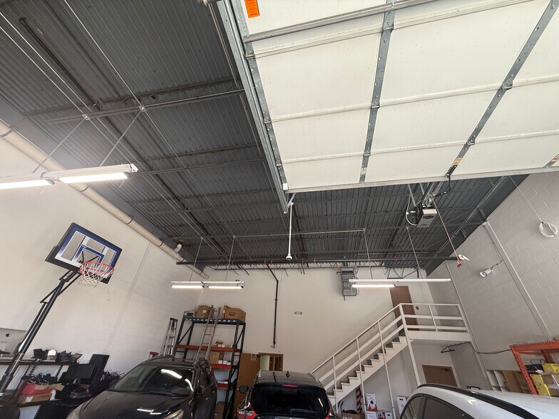 More Photos Of 141-161 Covington Dr, Bloomingdale Light Manufacturing For Lease