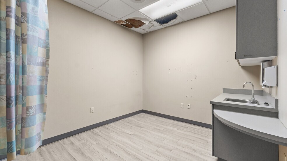 More Photos Of 910 James Bowie Dr, New Boston General Retail For Lease