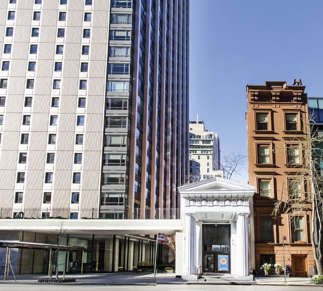 Primary Photo Of 180 E 72nd St, New York General Retail For Lease