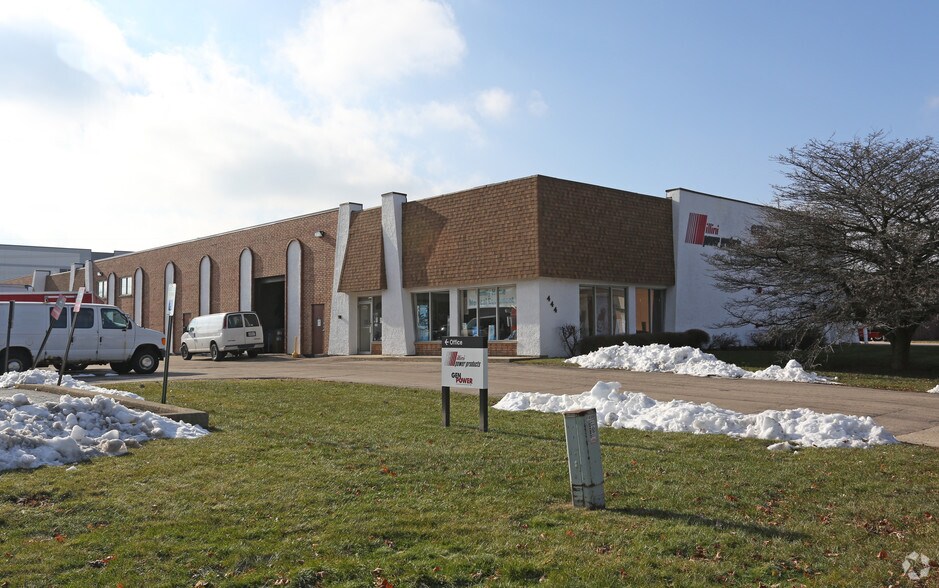More Photos Of 444 Randy Rd, Carol Stream Warehouse For Lease