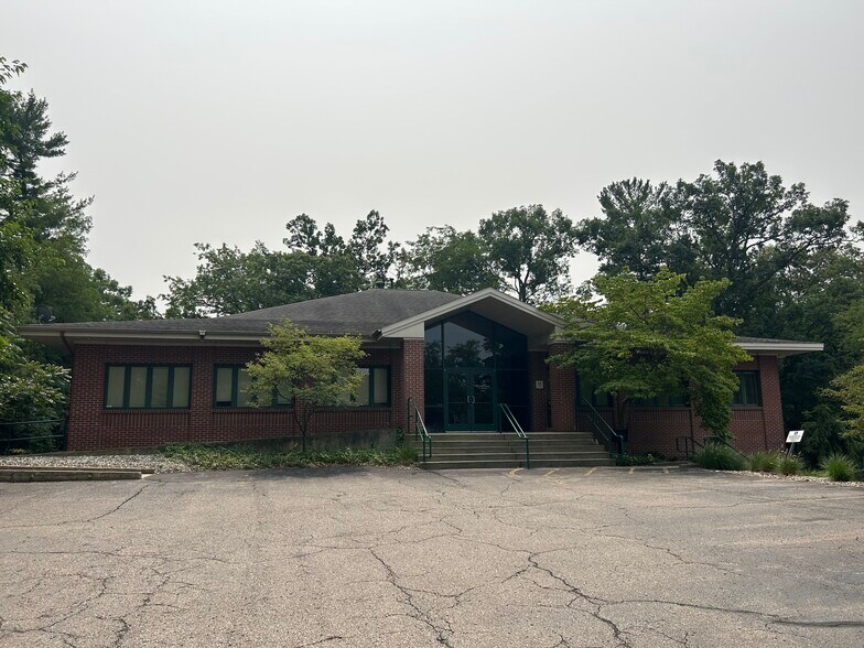 More Photos Of 1428 44th St SW, Grand Rapids Office For Lease