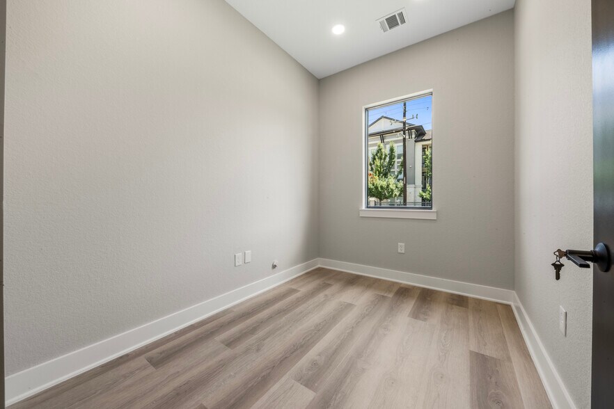 More Photos Of 213 Bella Katy Dr, Katy Medical For Lease