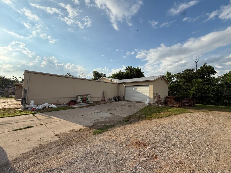 More Photos Of 1128 SW 17th St, Oklahoma City Warehouse For Sale