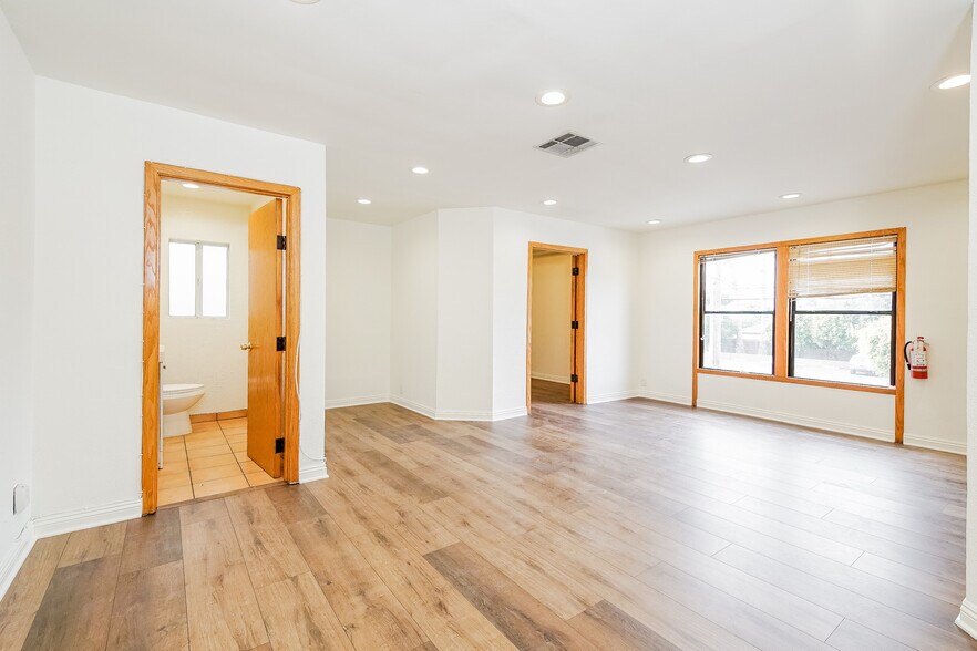 Primary Photo Of 337-3 Washington Blvd, Venice Storefront Retail Office For Lease