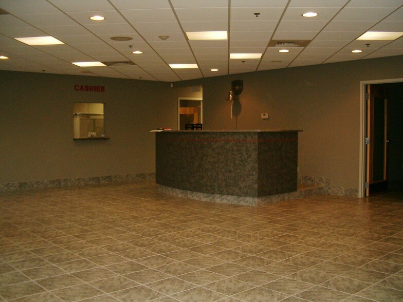 More Photos Of 282 N Broadway, Salem Auto Dealership For Lease