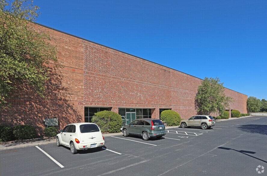 More Photos Of 6348 Burnt Poplar Rd, Greensboro Warehouse For Lease