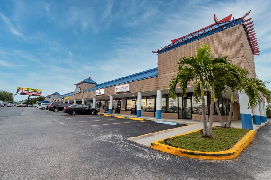More Photos Of 14100 US Highway 19 N, Clearwater Storefront For Lease