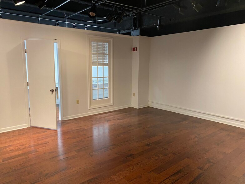 More Photos Of 156 S Main St, High Point General Retail For Lease
