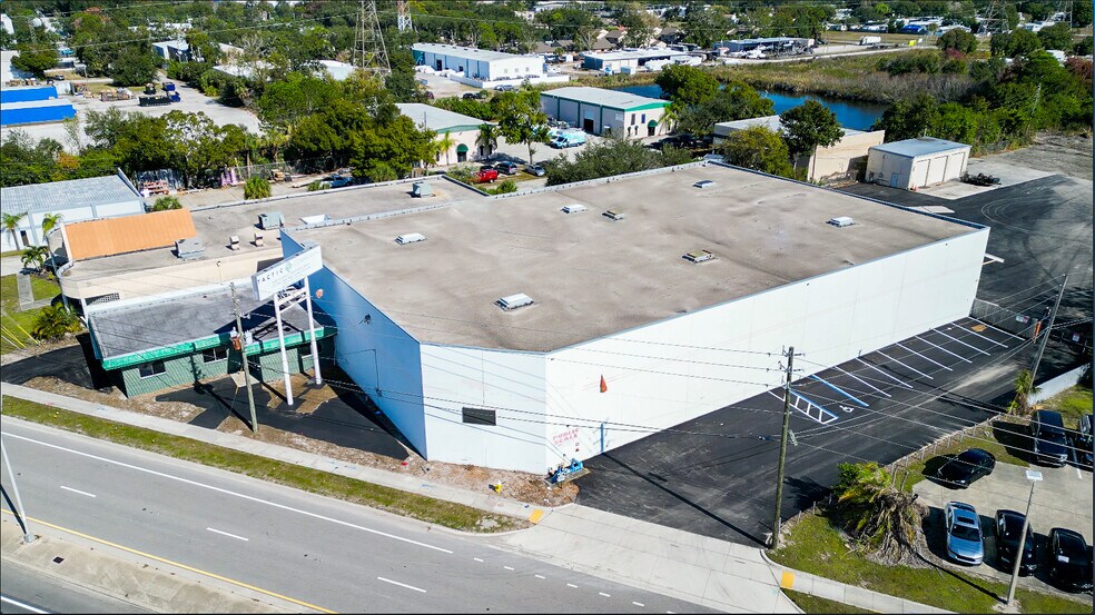 More Photos Of 13755 U.S. Highway 19 N, Clearwater Warehouse For Lease
