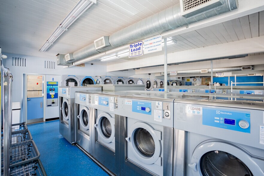 More Photos Of 370 W Sierra Madre Blvd, Sierra Madre Storefront For Lease