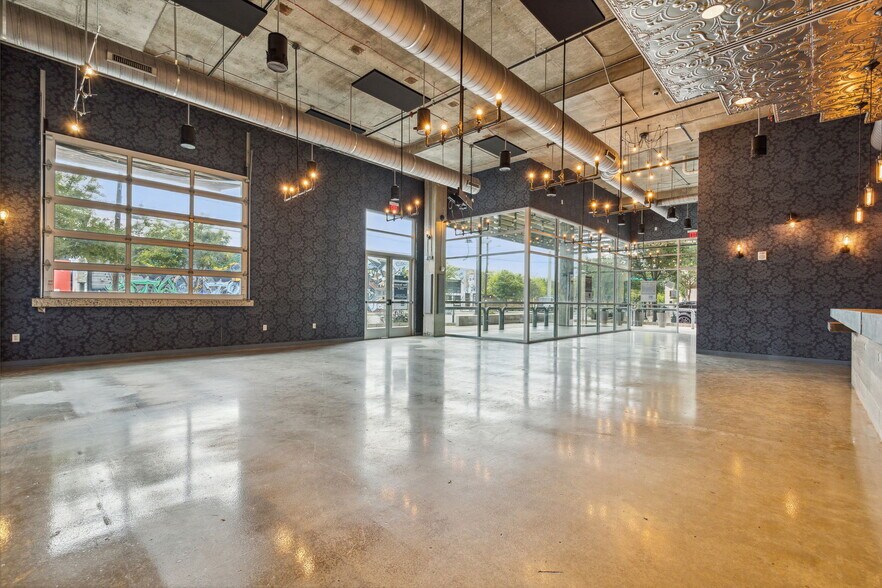 More Photos Of 340 Singleton Blvd, Dallas Restaurant For Lease