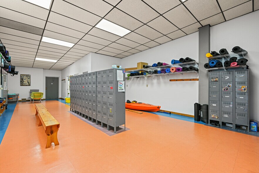 More Photos Of 2095 Kerper Blvd, Dubuque General Retail For Lease