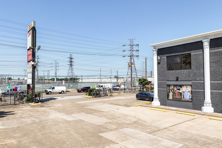 More Photos Of 9931 Harwin Dr, Houston Warehouse For Lease