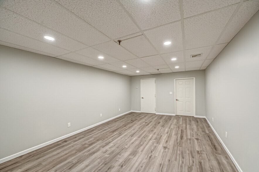 More Photos Of 609 Acorn St, Deer Park Warehouse For Sale