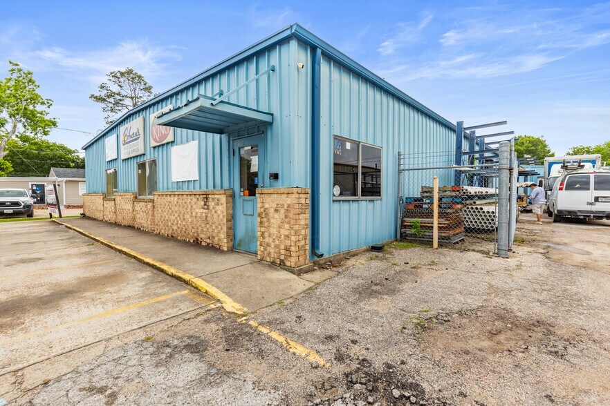 More Photos Of 705 Cedar Bayou Rd, Baytown General Retail For Lease