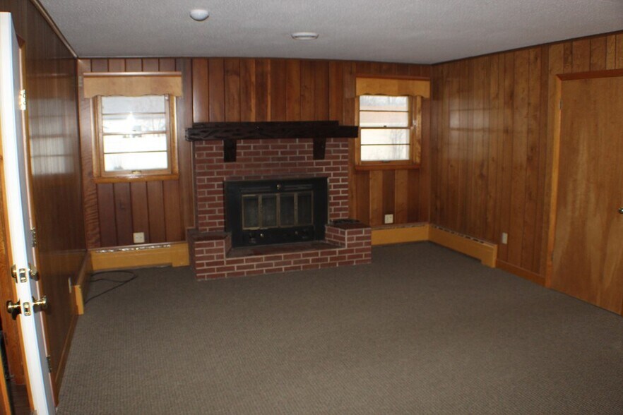 More Photos Of 1009 Jefferson St, Algoma General Retail For Sale