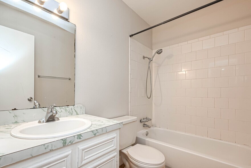 More Photos Of 8430 Round Rock Dr, Houston Apartments For Sale