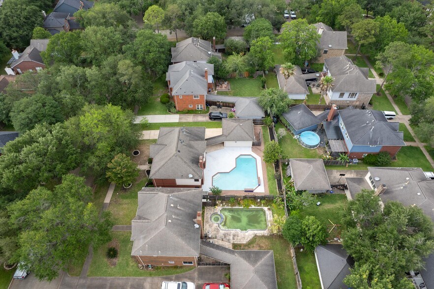 More Photos Of 124 Lake Point Dr, League City Specialty For Sale