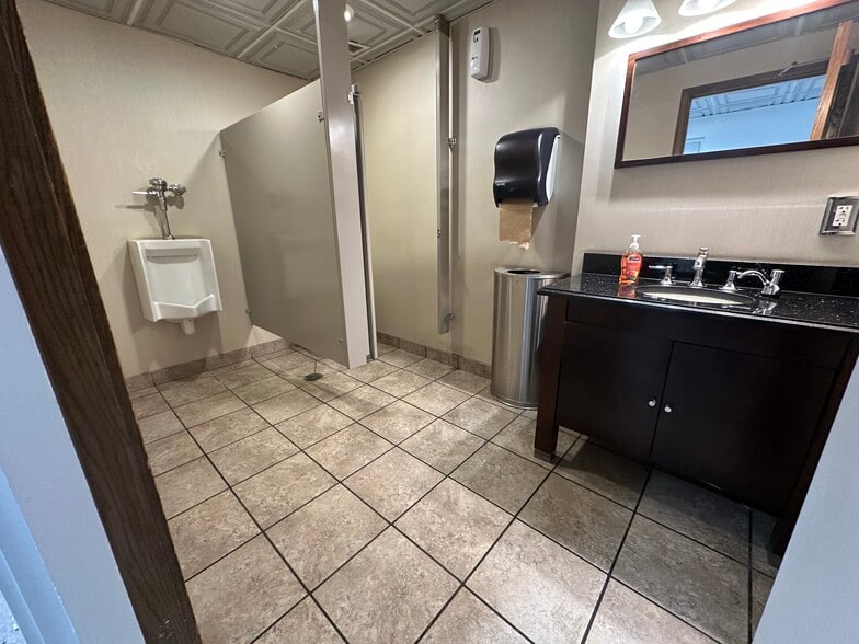 More Photos Of 33900 Schoolcraft Rd, Livonia Serviced Offices For Lease