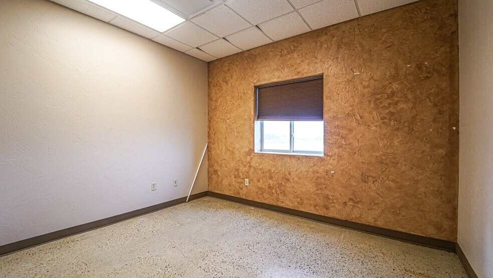 More Photos Of 5500 SW Moody St, Victoria Manufacturing For Sale