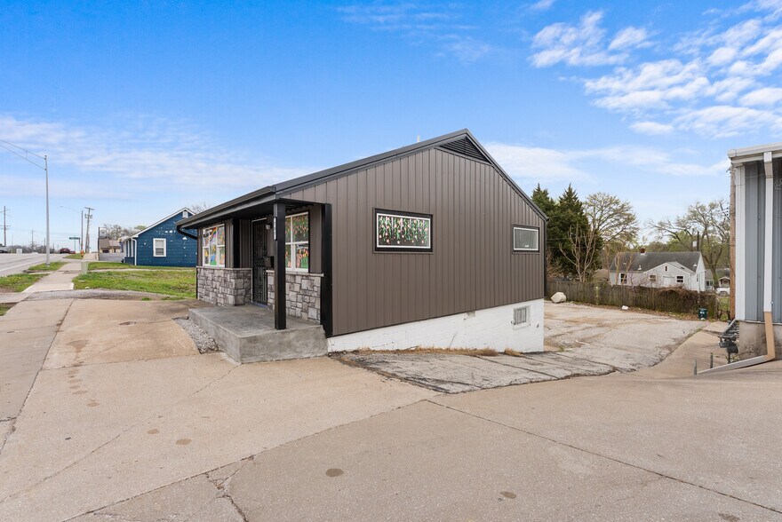 More Photos Of 705 E 23rd St S, Independence Office For Sale