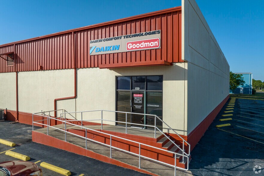 More Photos Of 301 Hanmore Industrial Pky, Harlingen Warehouse For Sale