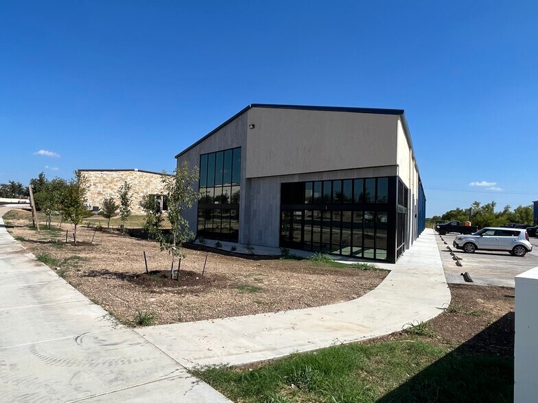 More Photos Of 1705 Robert S Light Blvd, Buda Showroom For Lease