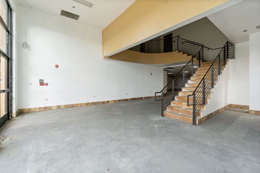 More Photos Of 5262 N Blackstone Ave, Fresno Flex For Lease