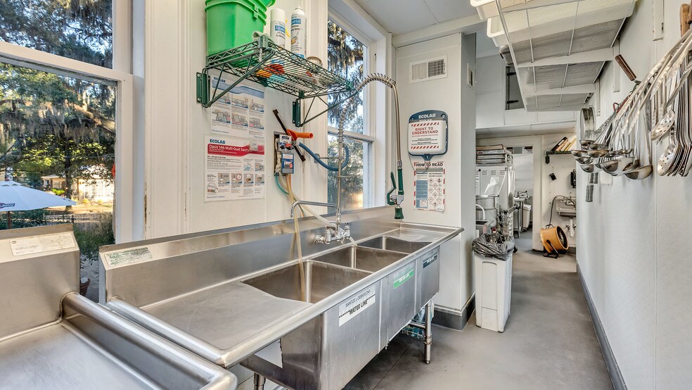 More Photos Of 119 E 37th St, Savannah Restaurant For Sale