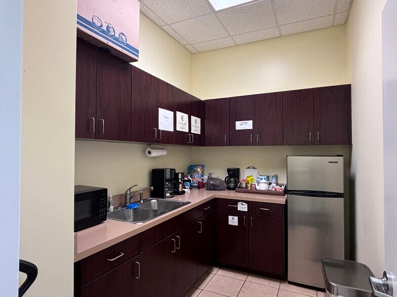 More Photos Of 8407 Pinehurst Dr, Tampa Office For Lease