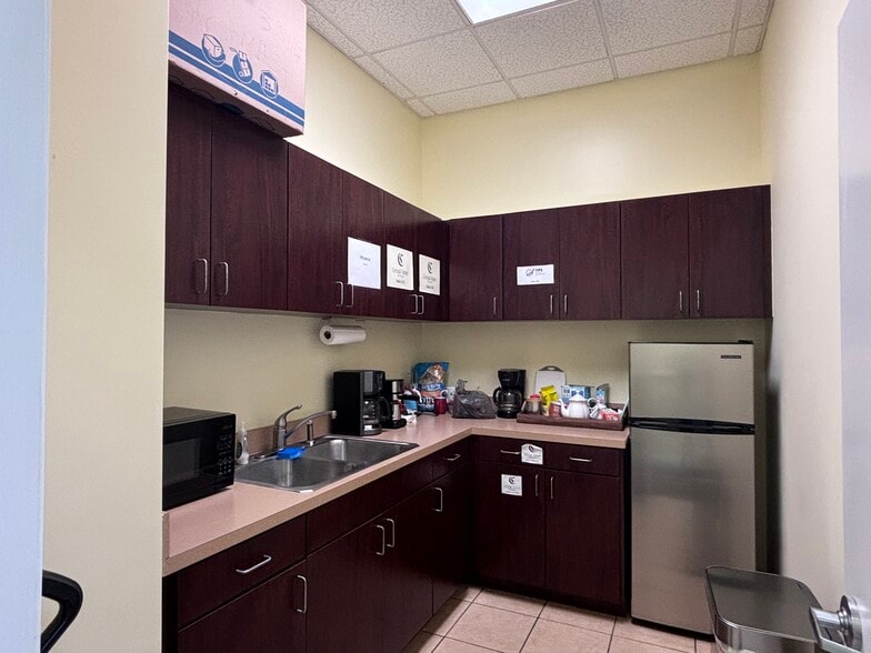 More Photos Of 8407 Pinehurst Dr, Tampa Office For Lease