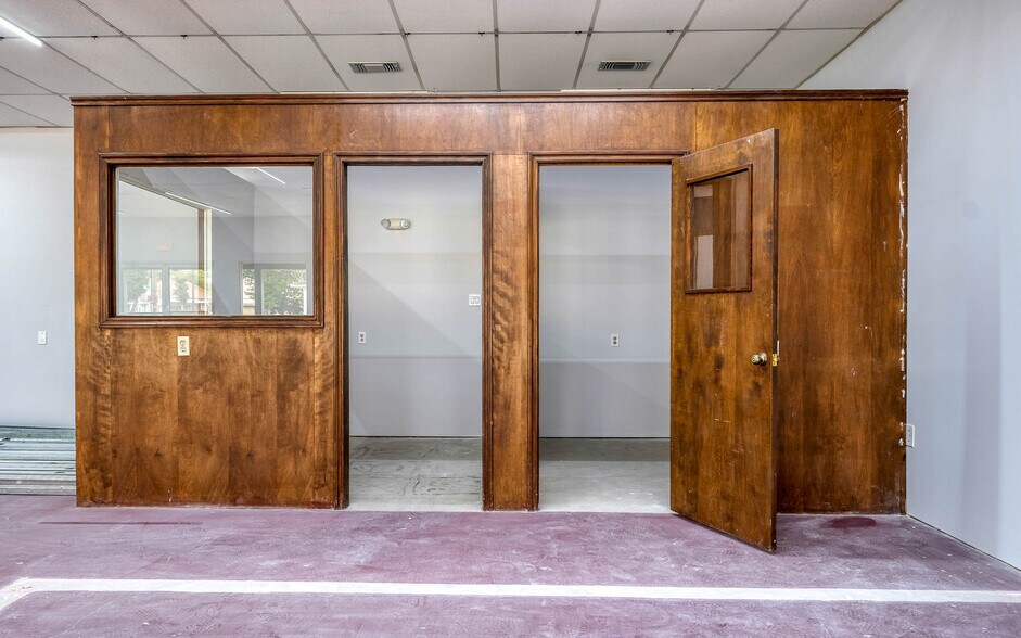 More Photos Of 1118 Smith St, Waller Showroom For Sale