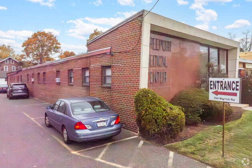 Primary Photo Of 294 W Merrick Rd, Freeport Medical For Lease