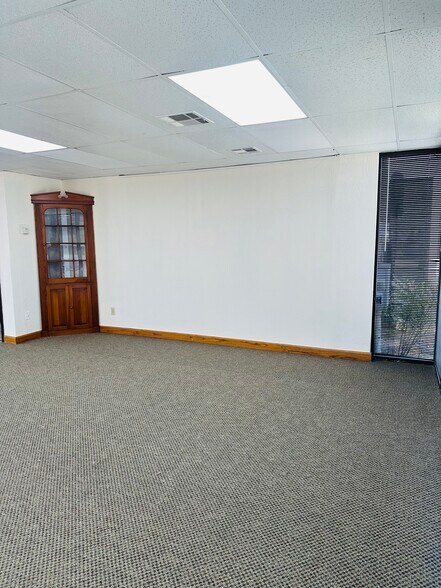 More Photos Of 11102 N Stratford Dr, Oklahoma City Office For Sale