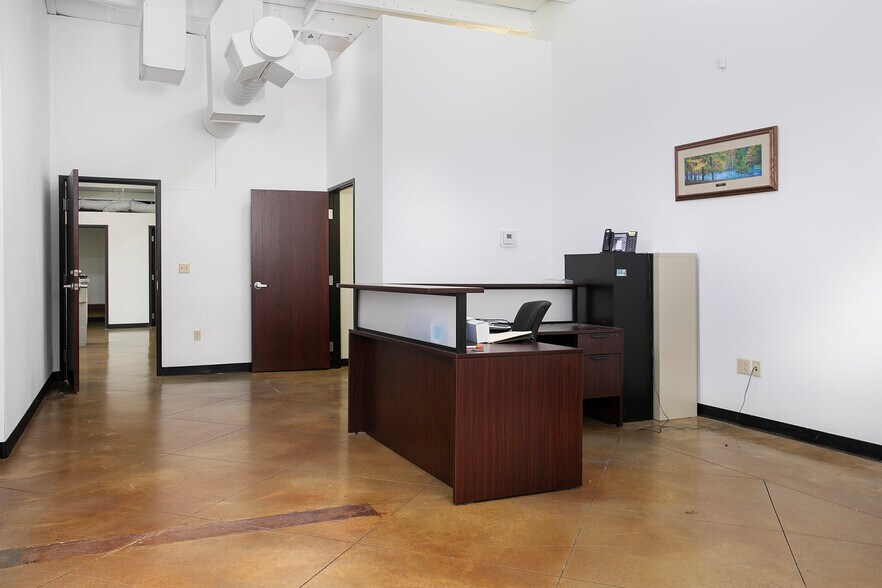 More Photos Of 4285 Hwy 31 W, Tyler Showroom For Lease