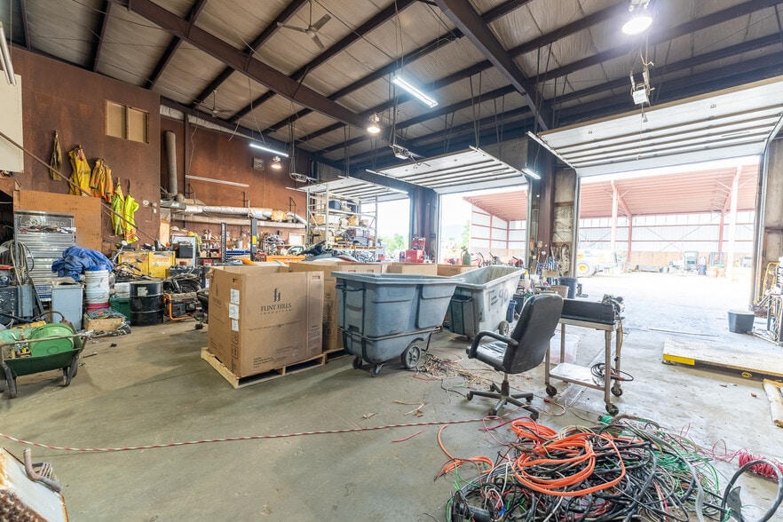 More Photos Of 563 Plains Rd, Tamworth Warehouse For Lease