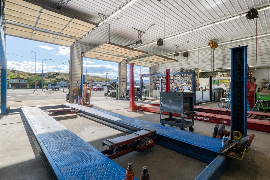 More Photos Of 402 N Pyfer St, Whitehall Office For Sale
