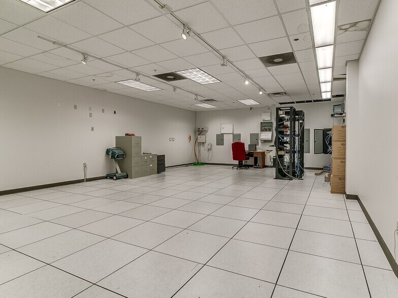 More Photos Of 9802 N Morgan Rd, Yukon Office For Sale