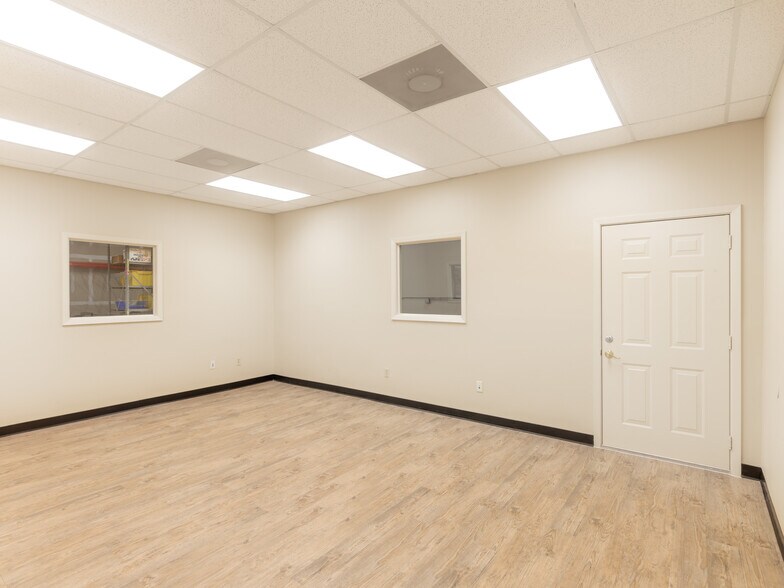 More Photos Of 220 Barren Springs Dr, Houston Warehouse For Lease