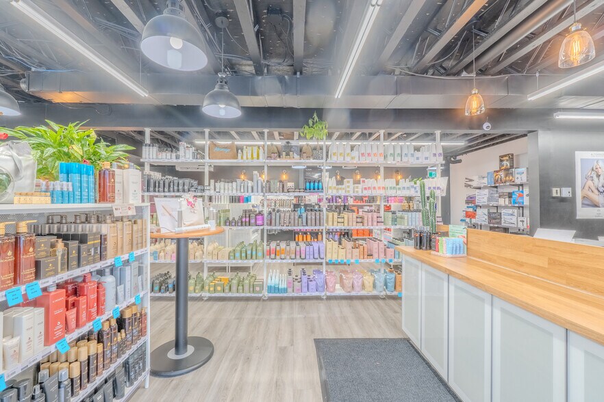 More Photos Of 525 Rue Sagard, St-Bruno-de-Montarville Warehouse For Lease