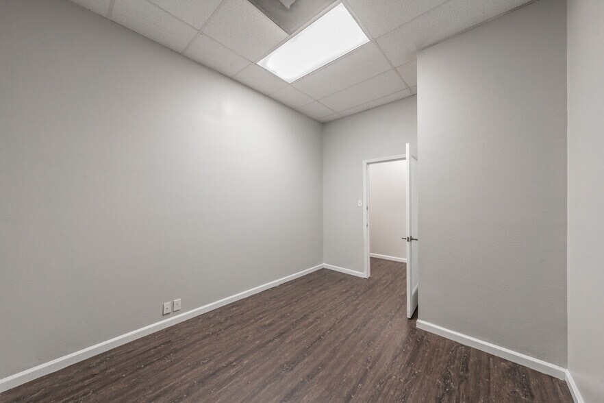 More Photos Of 7235 Glenview Dr, Richland Hills Office For Sale