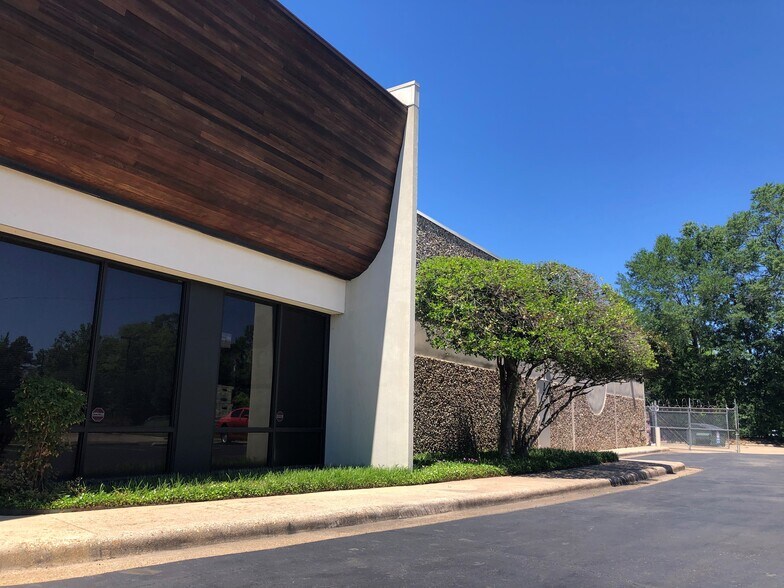 More Photos Of 2800 W 70th St, Shreveport Flex For Lease