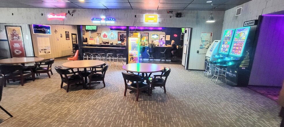 More Photos Of 118 E Jackson Ave, Iola General Retail For Sale