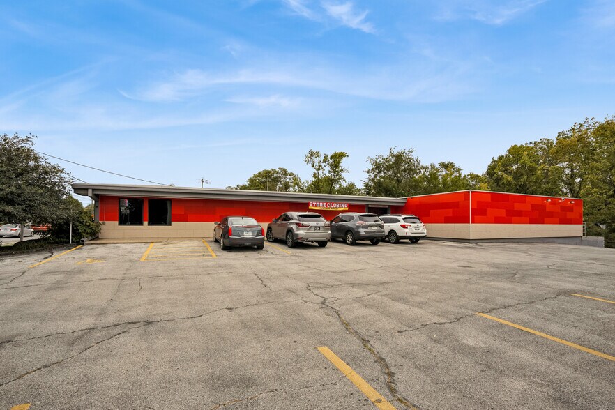 More Photos Of 4931 Douglas Ave, Des Moines General Retail For Sale