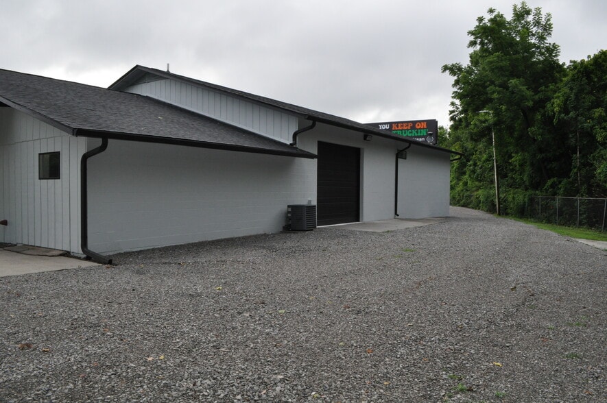 More Photos Of 4701 Hubbs Ln, Knoxville Office For Sale