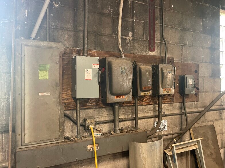 More Photos Of 423 Wilpen Rd, Ligonier Auto Repair For Sale