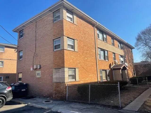 More Photos Of 12934 Page Ct, Blue Island Apartments For Sale