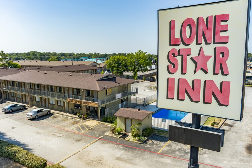 Primary Photo Of 3236 W Gentry Pkwy, Tyler Hotel For Sale